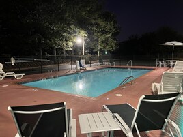 Una piscina al aire libre de temporada