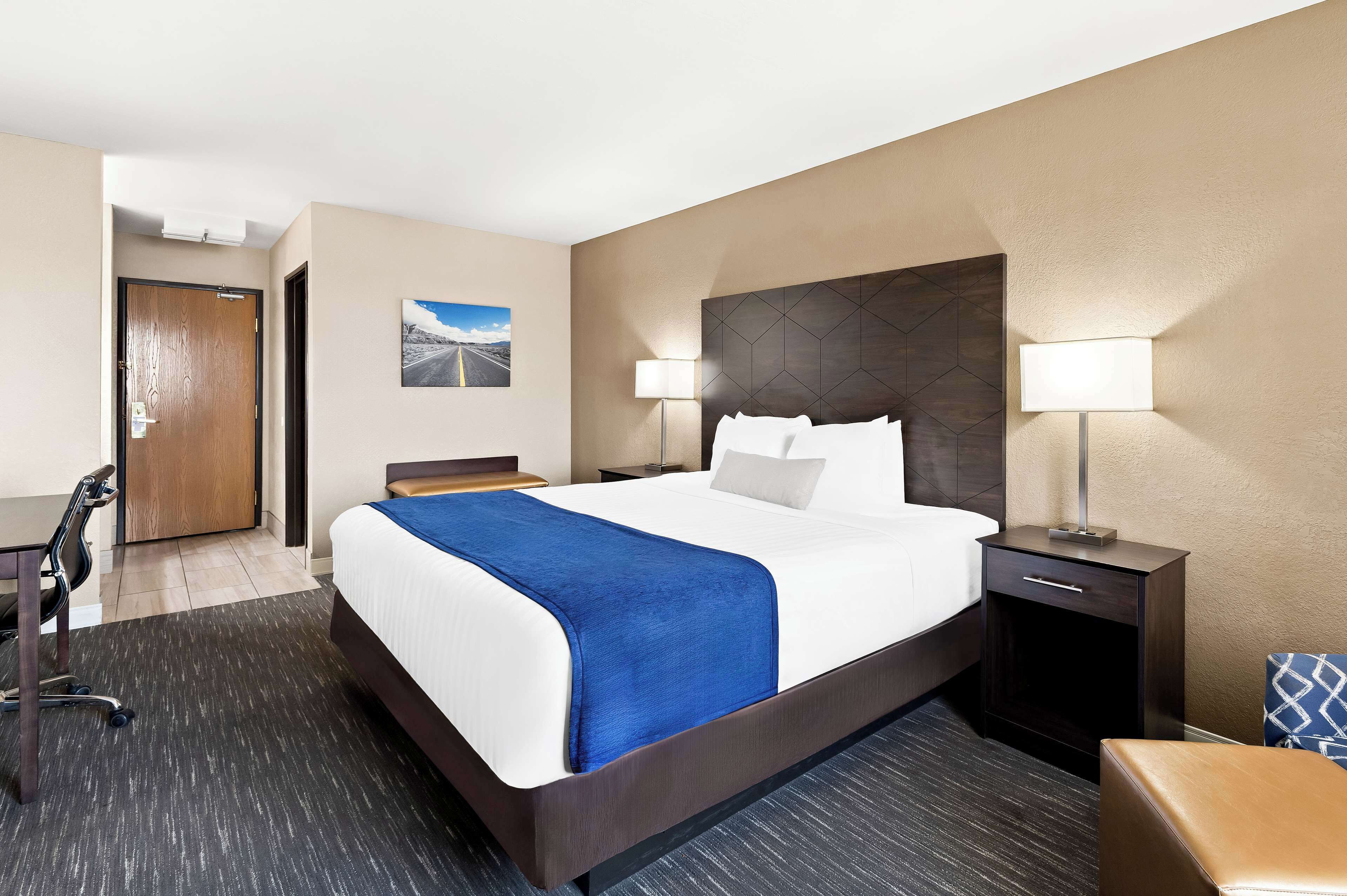 標準客房, 1 張特大雙人床, 非吸煙房, 雪櫃 | 書桌、手提電腦工作空間、遮光窗簾/窗簾、熨斗/熨衫板