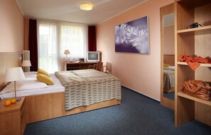 Standard Double or Twin Room | Hypo-allergenic bedding, in-room safe, desk, blackout drapes