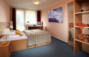 Standard-Doppel- oder -Zweibettzimmer | Allergikerbettwaren, Zimmersafe, Schreibtisch, Verdunkelungsvorhänge