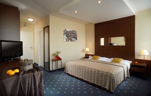 Hypo-allergenic bedding, in-room safe, desk, blackout drapes - Fortuna West (Prague)