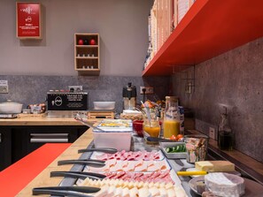 Un buffet proposant une variété de plats et d’ustensiles de cuisine.