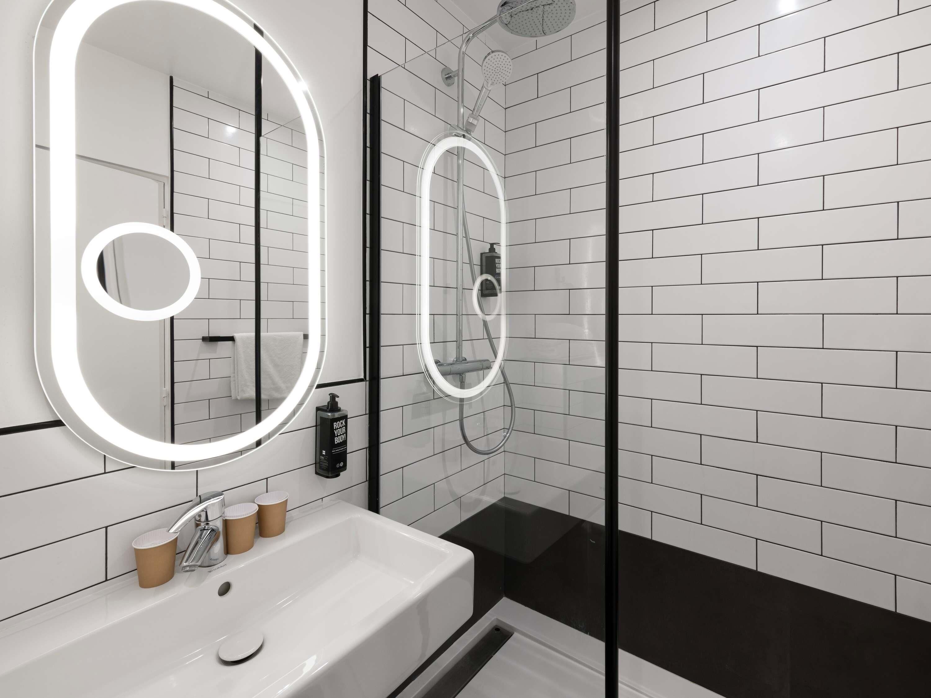 Een douche,  milieuvriendelijk toiletgerief, een haardroger, handdoeken