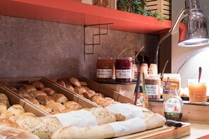 Desayuno buffet (EUR 14.9 por persona) 
