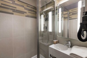 Habitación estándar, 1 cama individual | Baño | Regadera, amenidades de baño ecológicas, secadora de cabello, toallas 
