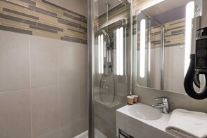 Standard Room, 1 Single Bed | Bathroom | Shower, eco-friendly toiletries, hair dryer, towels