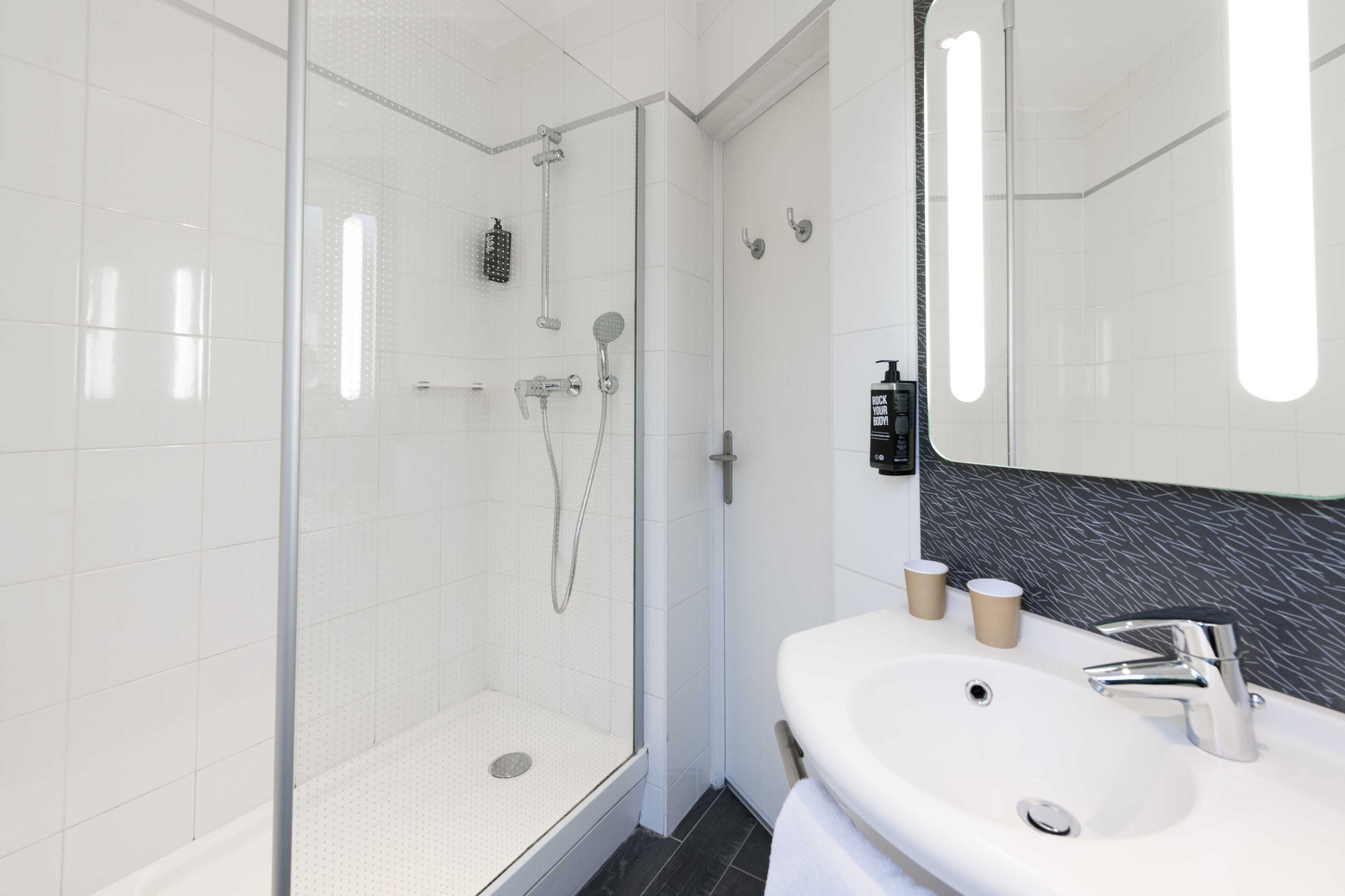 Douche, articles de toilette écologiques, sèche-cheveux