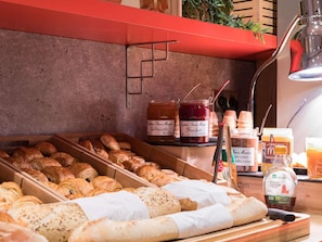 Daily buffet breakfast for a fee - ibis Paris Gare Du Nord TGV (Paris)