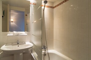 Bồn tắm, đồ dùng nhà tắm miễn phí, máy sấy tóc, khăn tắm 