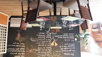 供應早餐、午餐、晚餐;法國菜