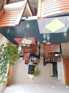 아침 식사, 점심 식사 및 저녁 식사 제공