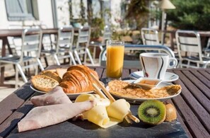 Daily buffet breakfast (EUR 9.50 per person)