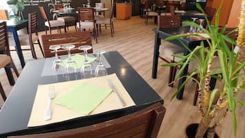供應早餐、午餐、晚餐;法國菜