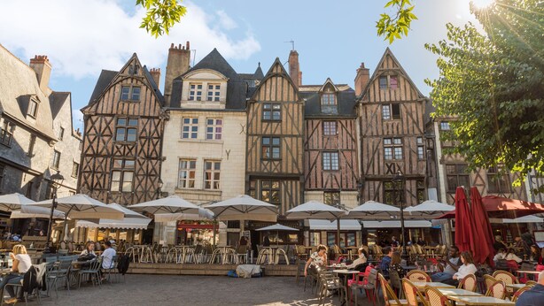 Une cour dotée d’un espace extérieur aménagé pour s’asseoir, ainsi qu’un bâtiment traditionnel à ossature en bois.