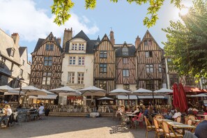 Une cour dotée d’un espace extérieur aménagé pour s’asseoir, ainsi qu’un bâtiment traditionnel à ossature en bois.