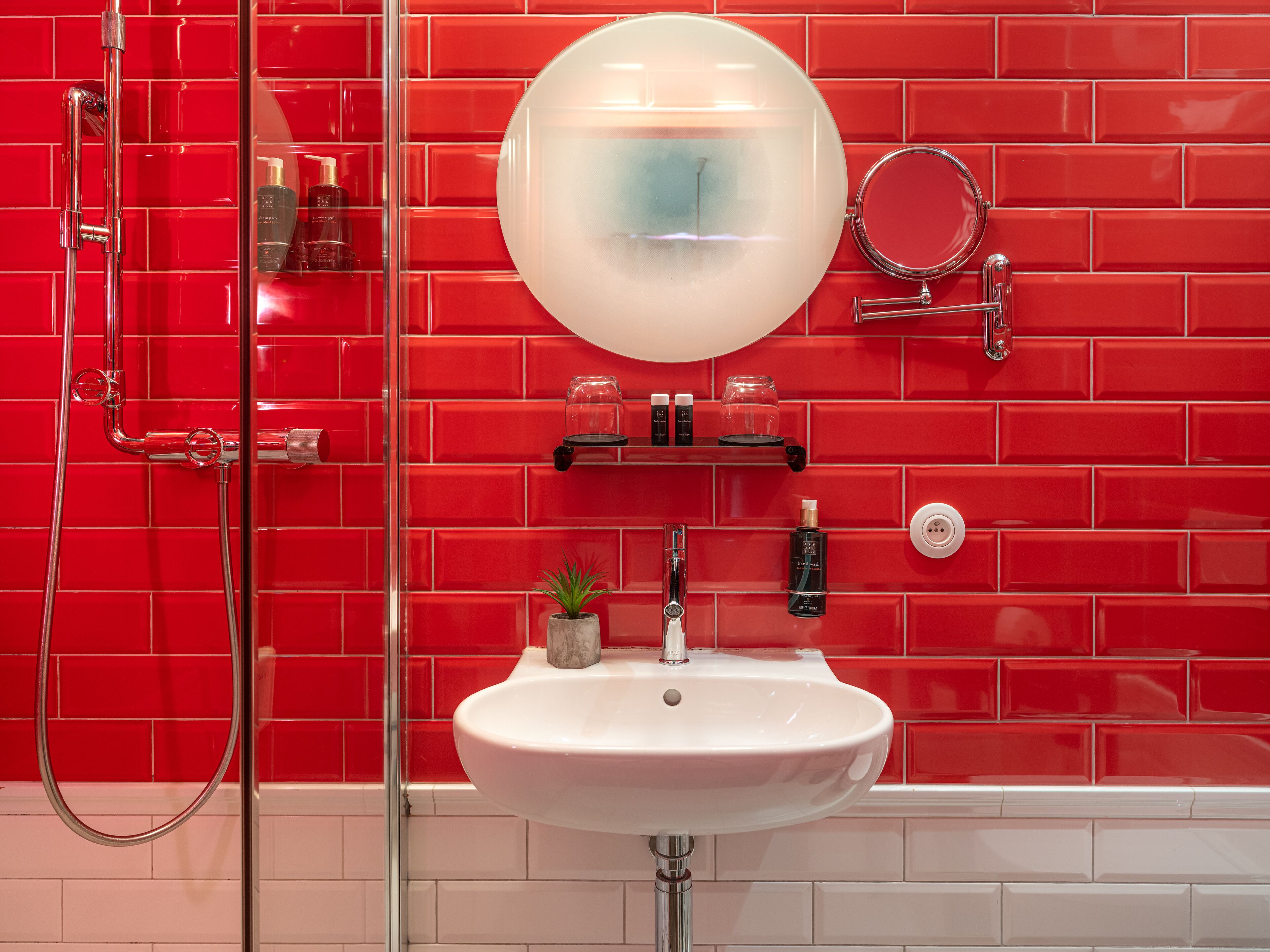 standard room (intemporelle) | bathroom | shower, free toiletries, hair dryer, towels