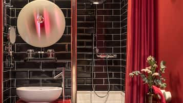 Quarto superior (Insolite) | Banheiro | Chuveiro, produtos de toalete grátis, secador de cabelo