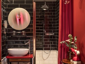 Superior Room (Insolite) | Bathroom | Shower, free toiletries, hair dryer, towels - Hôtel Exquis (Paris)