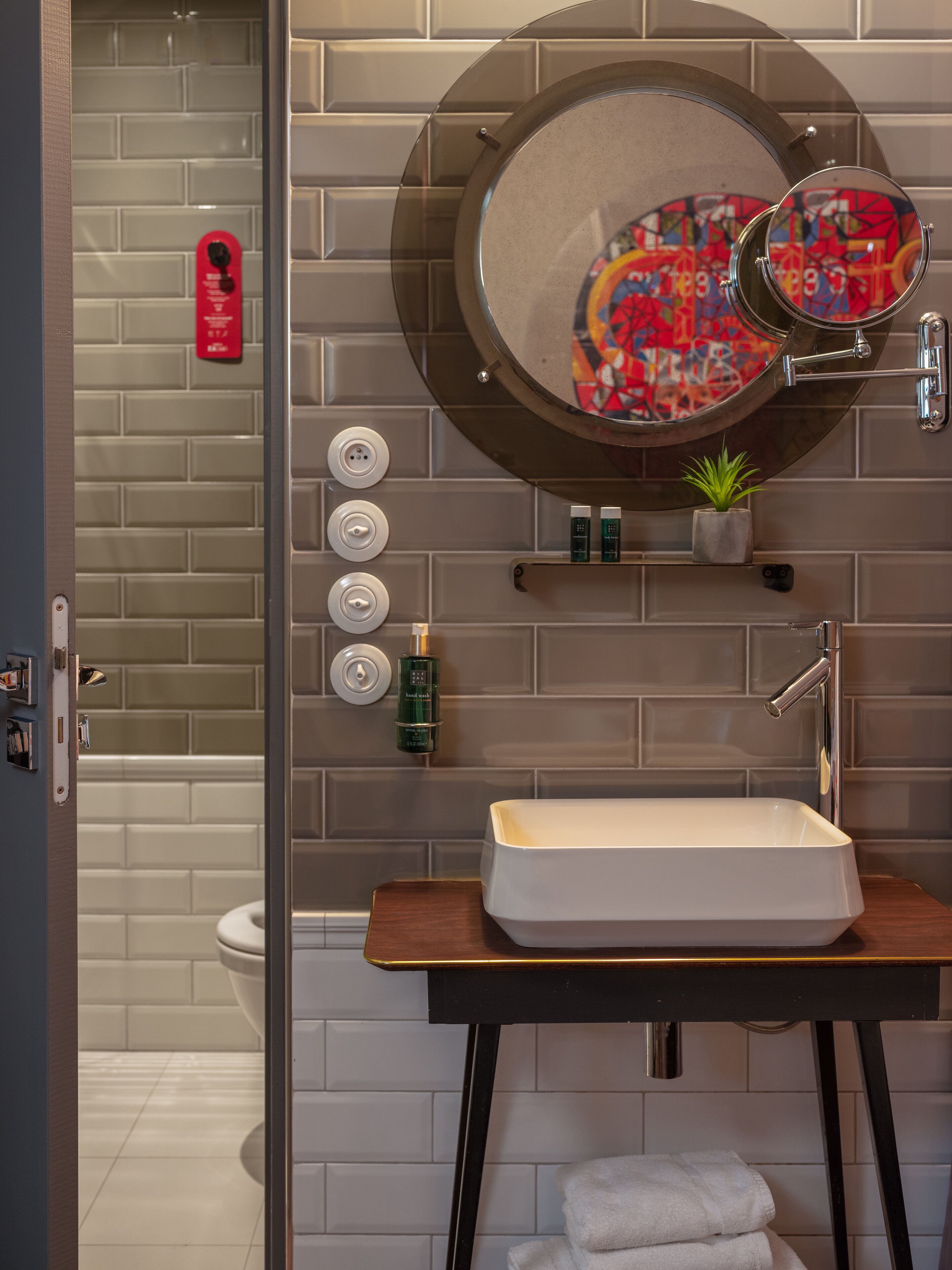 room (intimiste) | bathroom | shower, free toiletries, hair dryer, towels