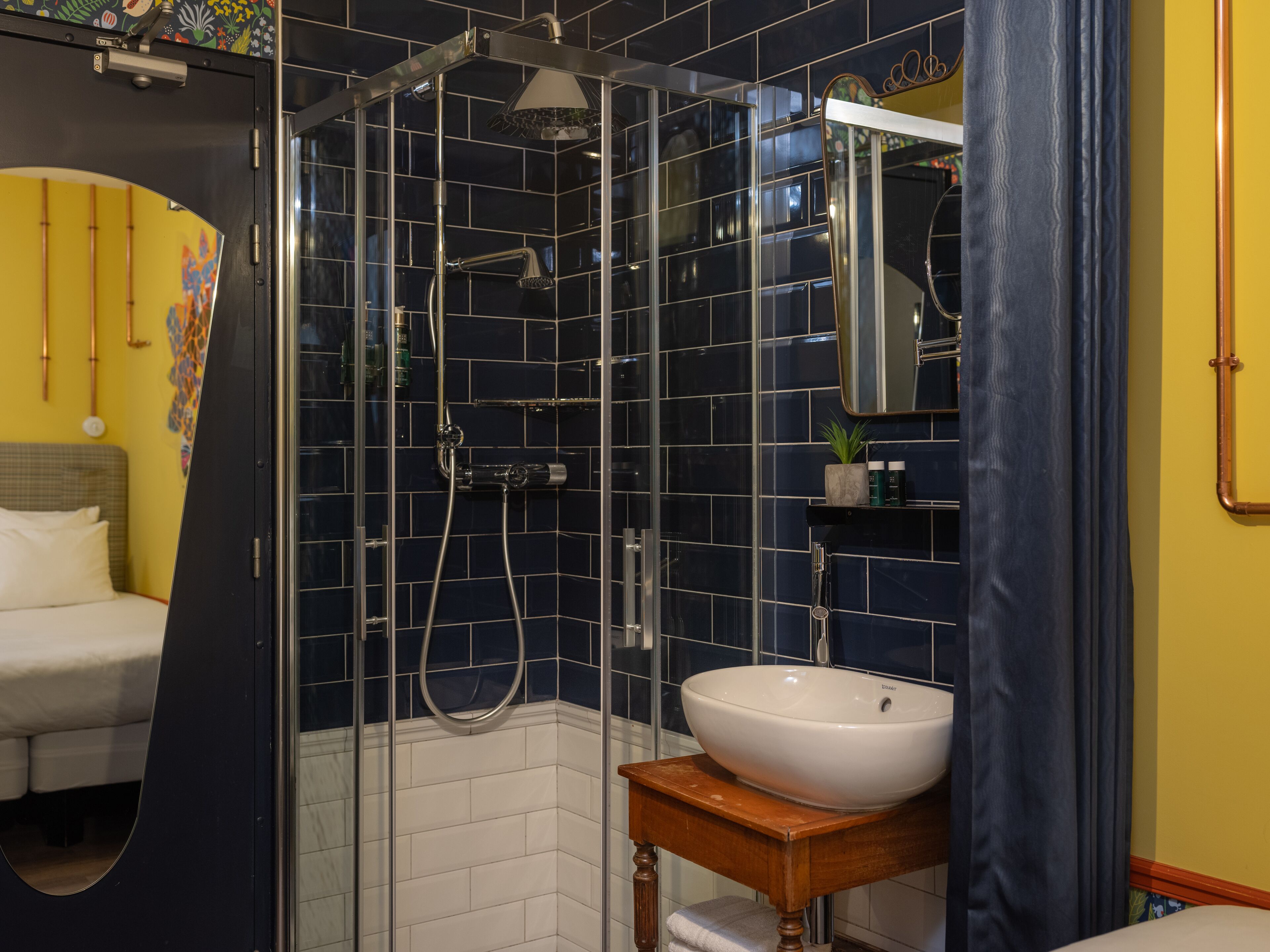 room (intimiste) | bathroom | shower, free toiletries, hair dryer, towels