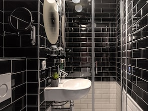 Habitación superior (Insolite) | Baño | Regadera, amenidades de baño gratuitas, secadora de cabello, toallas 
