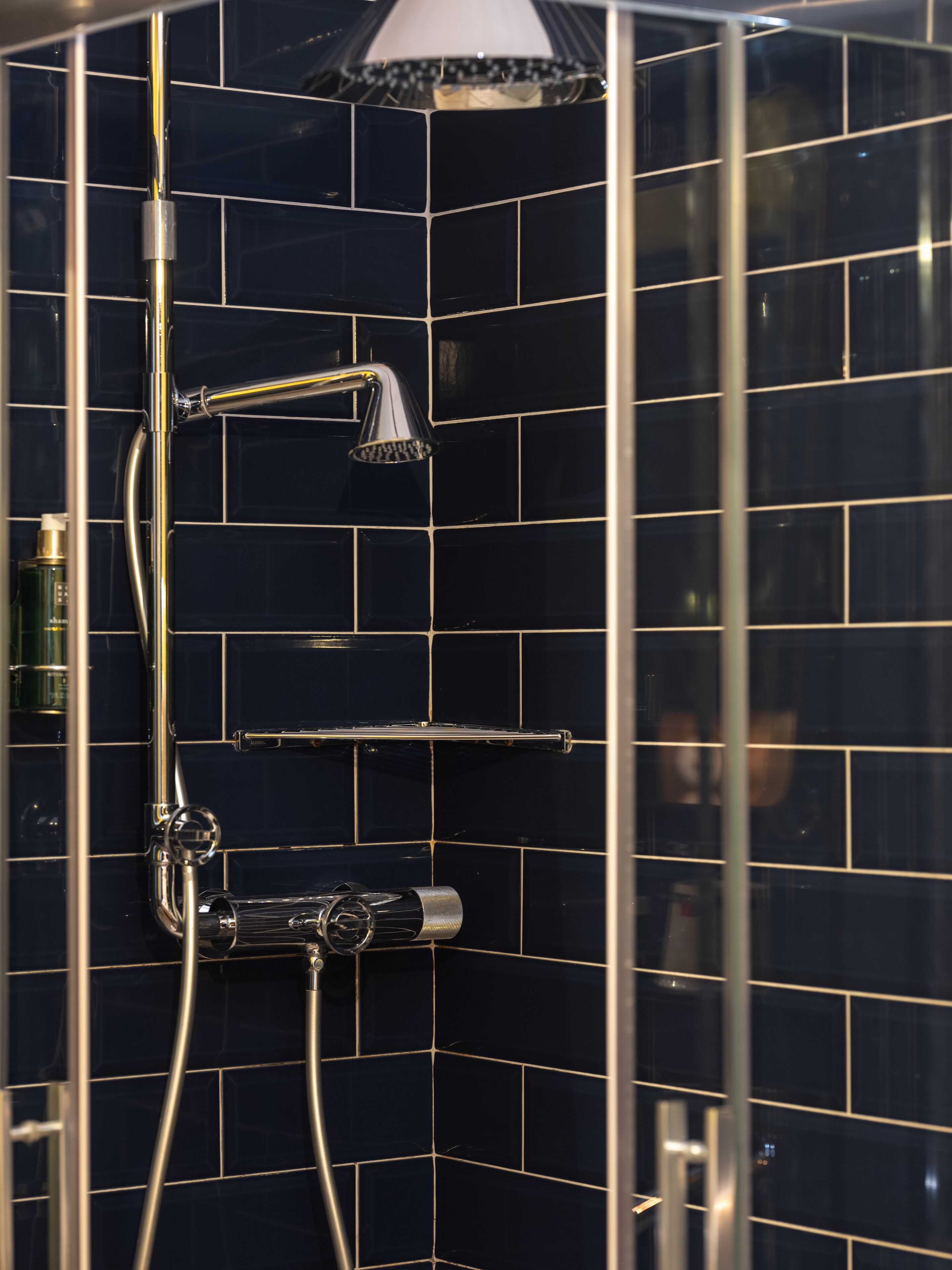 room (intimiste) | bathroom | shower, free toiletries, hair dryer, towels