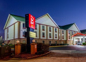 Exterior - Red Roof Inn PLUS+ & Suites Atlanta Airport South (College Park)