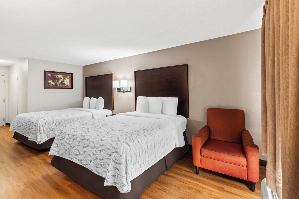 Habitación Premium, 2 camas Queen size (Upgraded Bedding & Snack, Smoke Free) | Escritorio, espacio para trabajar con laptop y cortinas blackout