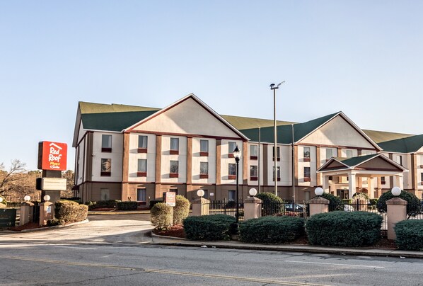 Exterior - Red Roof Inn PLUS+ & Suites Atlanta Airport South (College Park)