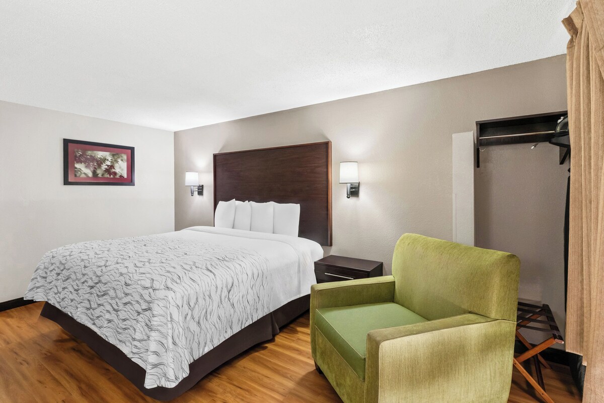 Suite, 1 cama King size (Smoke Free) | Escritorio, espacio para trabajar con laptop y cortinas blackout