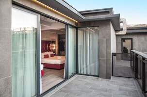 Down comforters, minibar, in-room safe, desk