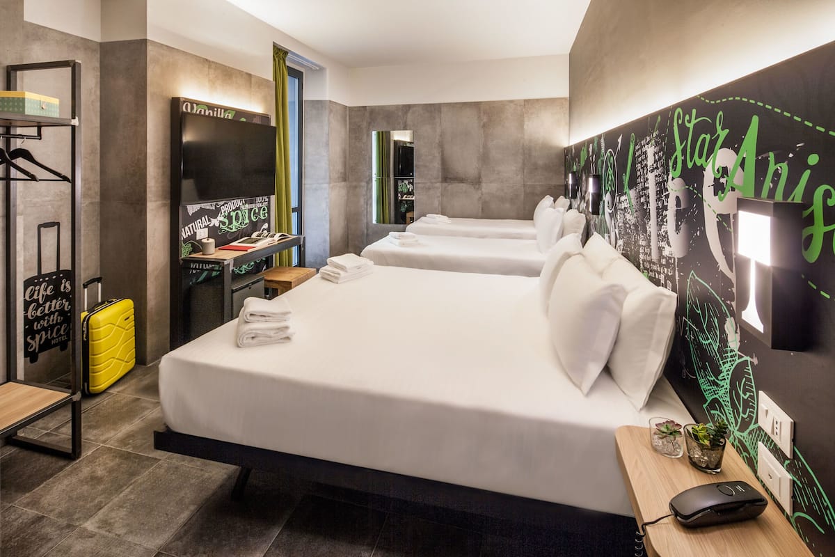 Kamar Quadruple | Selimut bulu angsa, minibar, brankas, dan meja kerja