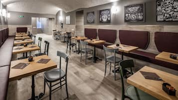 Tägliches Frühstücksbuffet (20 EUR pro Person)