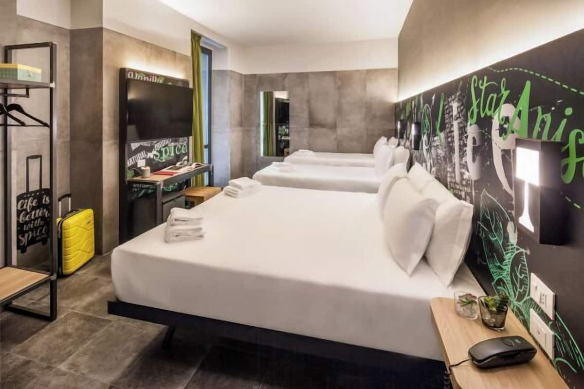 Selimut bulu angsa, minibar, brankas, dan meja kerja