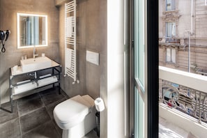 Chambre triple, balcon | Salle de bain | Douche, articles de toilette (gratuits), séchoir à cheveux