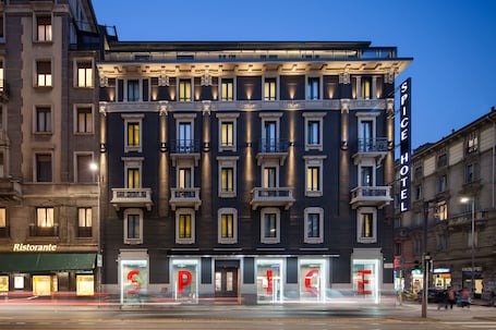 Facciata della struttura - sera/notte. Spice Hotel Milano