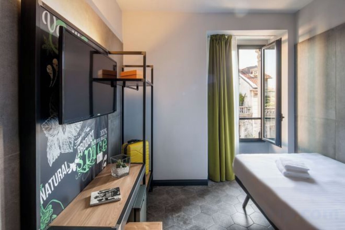 Copriletto in piuma, minibar, una cassaforte in camera, una scrivania