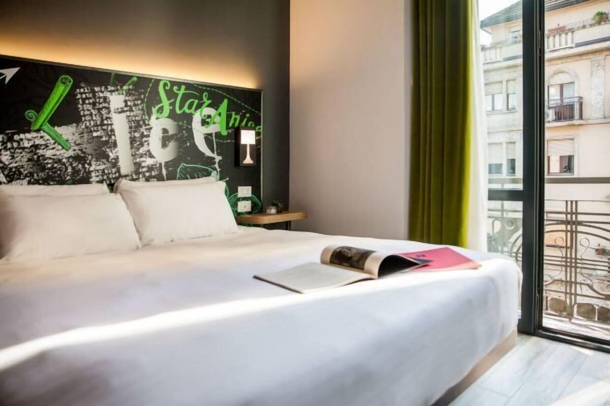 Copriletto in piuma, minibar, una cassaforte in camera, una scrivania
