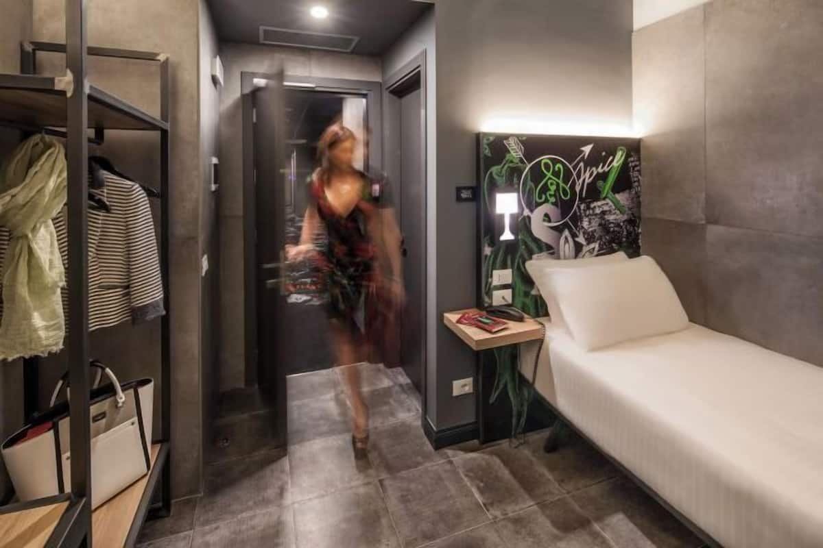 Selimut bulu angsa, minibar, brankas, dan meja kerja