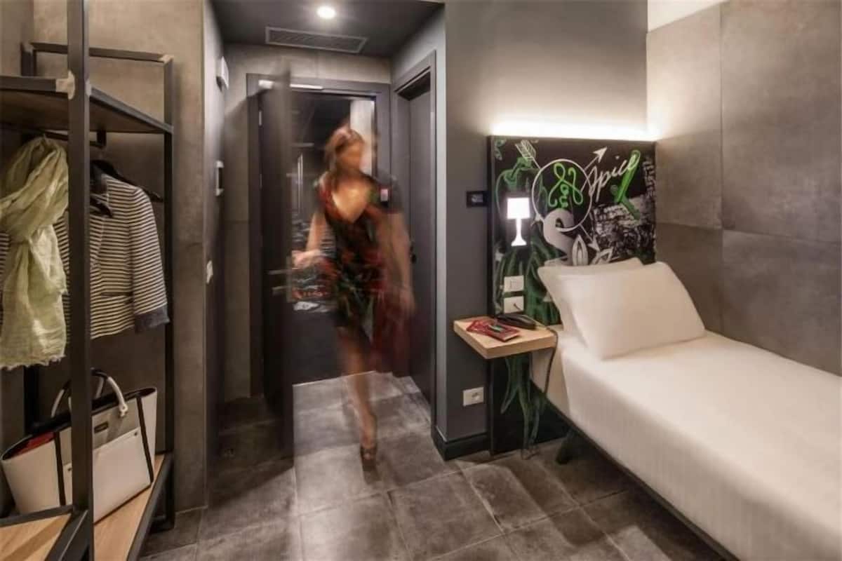 Selimut bulu angsa, minibar, brankas, dan meja kerja