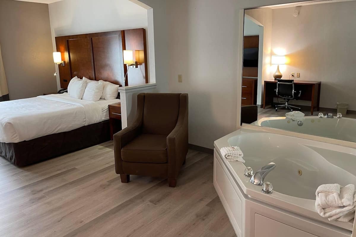 Suite, 1 King Bed, Non Smoking, Jetted Tub