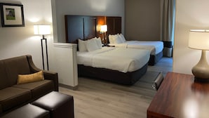 スイート 禁煙 (2 Queen Beds, with sofa bed) | 高級寝具、ピロートップベッド、デスク、ノートパソコン用作業スペース