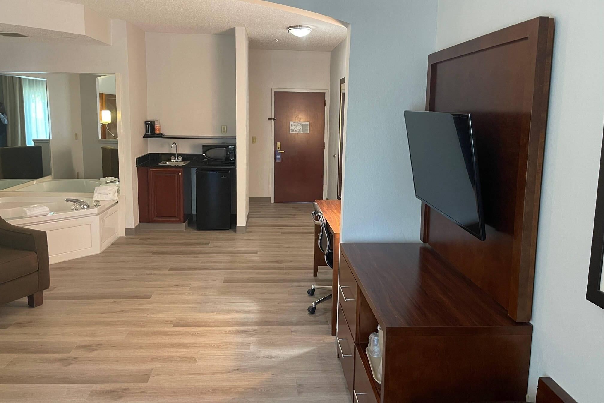 suite, 1 king bed, non smoking, jetted tub | premium bedding, pillow-top beds, desk, laptop workspace