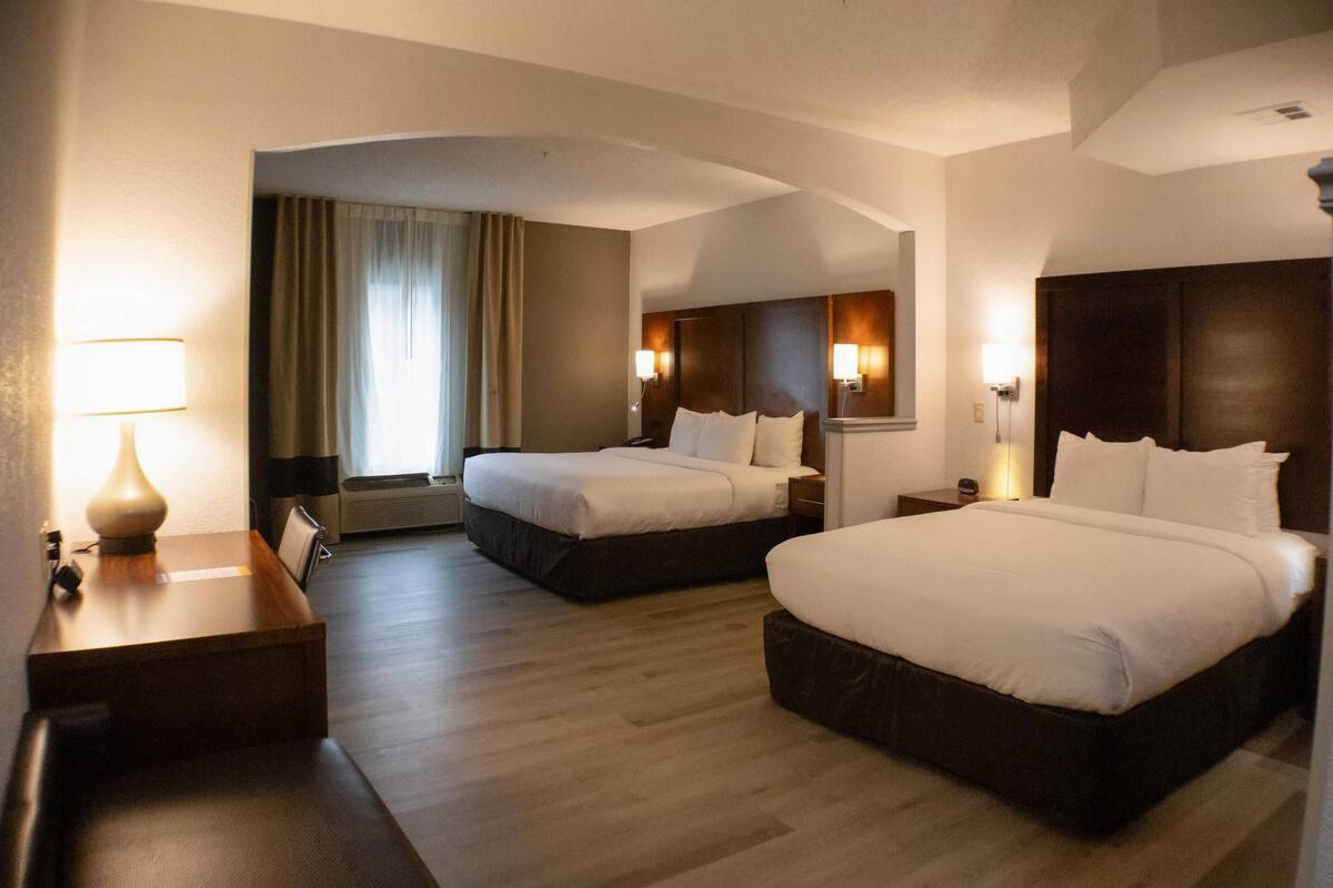 스위트, 금연 (1 Queen Bed & 1 King Bed) | 고급 침구, 필로우탑 침대, 책상, 노트북 작업 공간