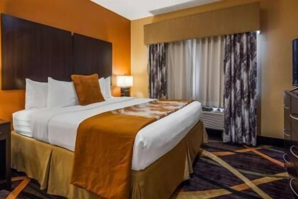Bộ đồ giường cao cấp, nệm có lớp đệm bông, bàn 