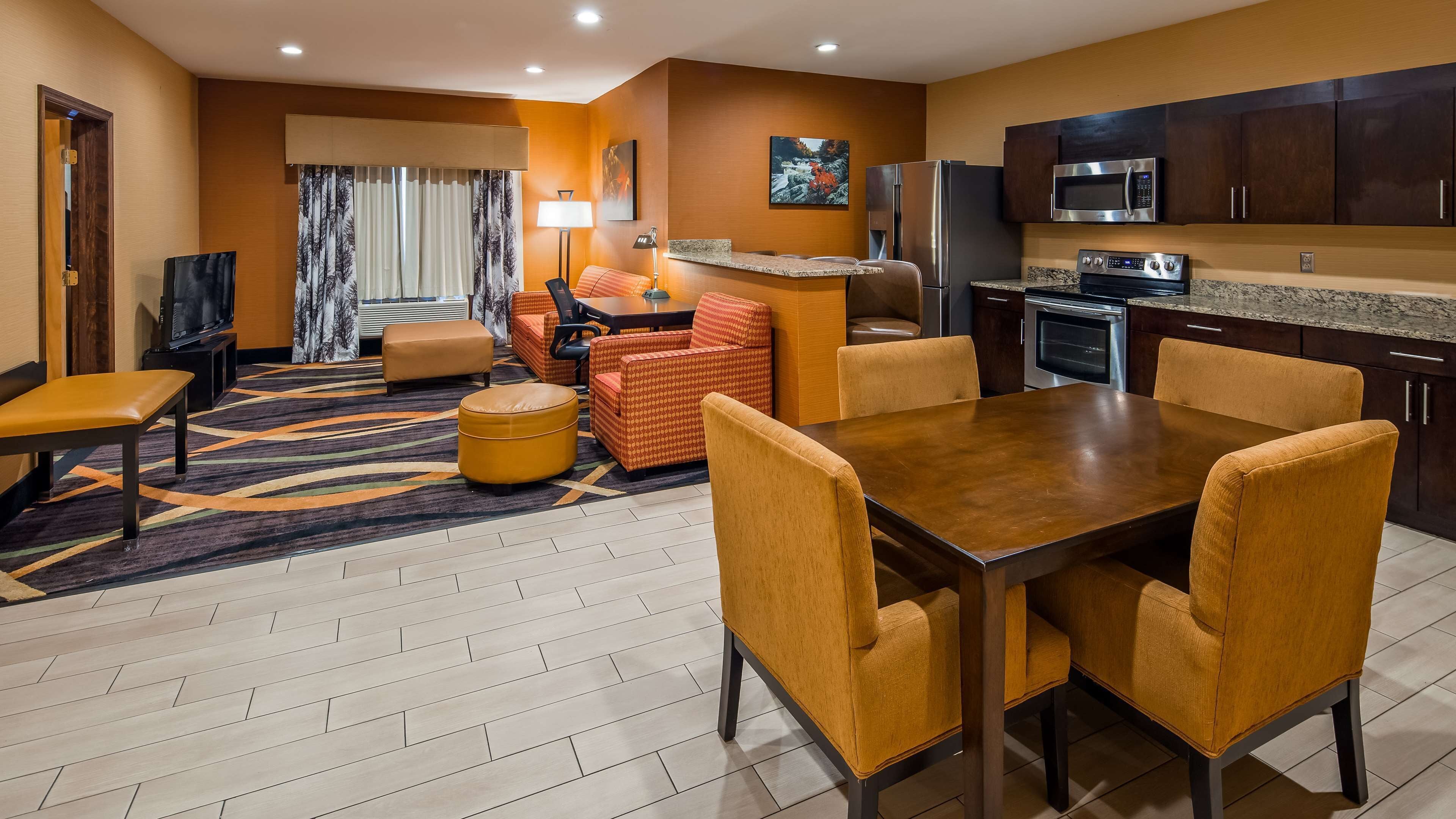 Ropa de cama de alta calidad, colchones con pillow-top y escritorio 