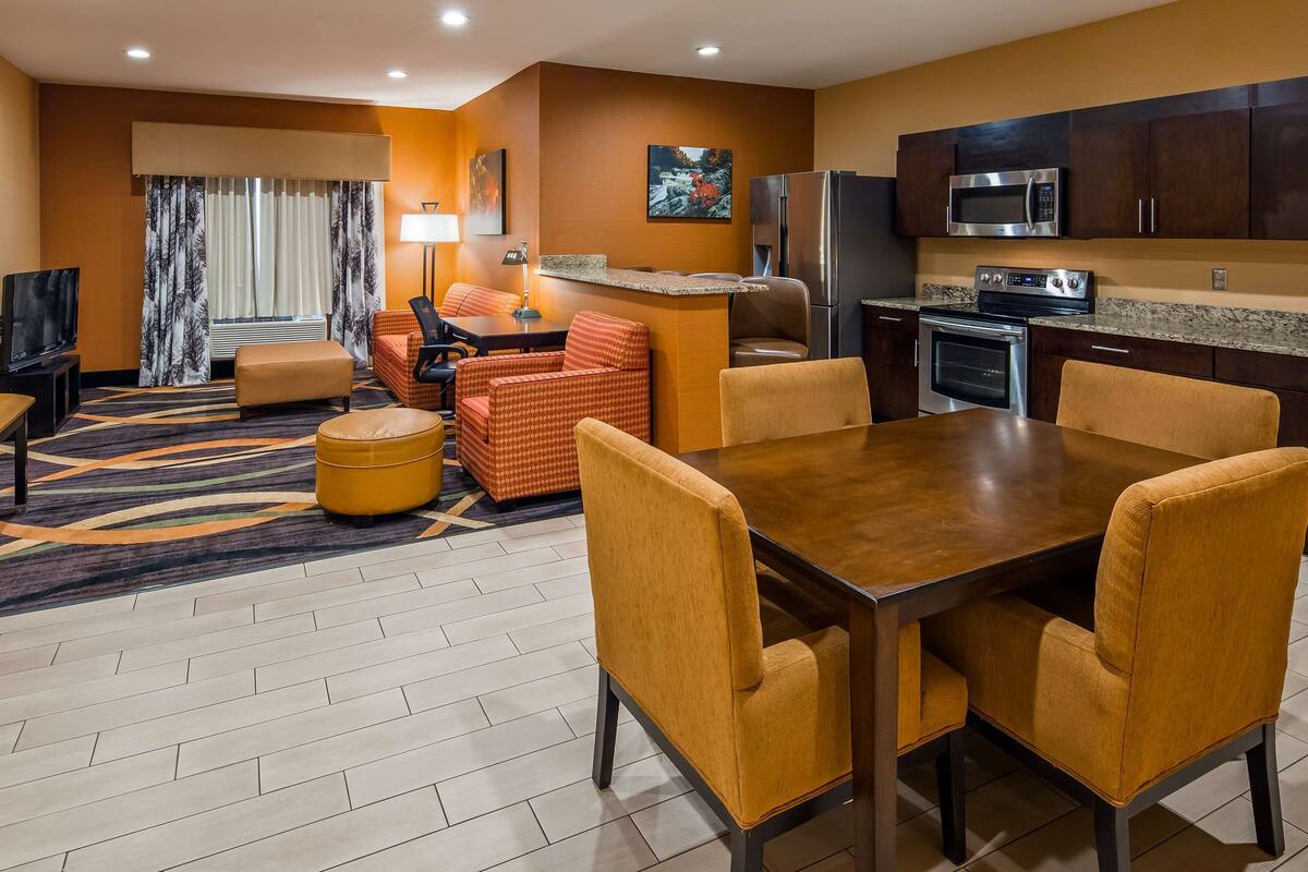 Phòng Suite, 1 giường cỡ king, không hút thuốc, bếp (with Sofabed) | Bộ đồ giường cao cấp, nệm có lớp đệm bông, bàn 