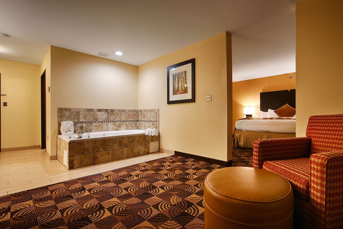 Suite, 1 trÚs grand lit, non-fumeurs, baignoire à jets (with Sofabed) | Literie de qualité supérieure, surmatelas, bureau