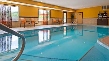 Piscina interna, espreguiçadeiras