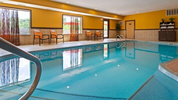 Una piscina cubierta, tumbonas